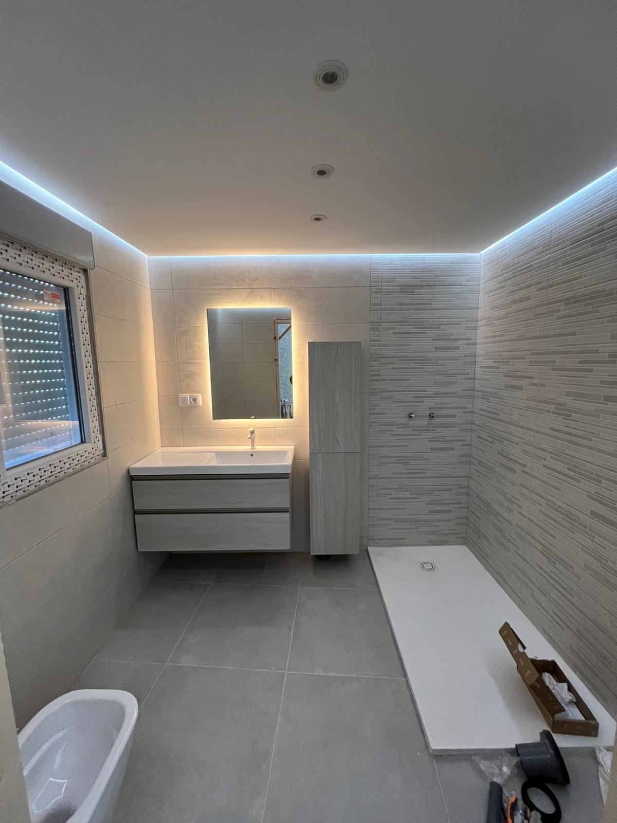 Resultado final del baño Obra Moreira hecho por Reformas y Pinturas Alannita