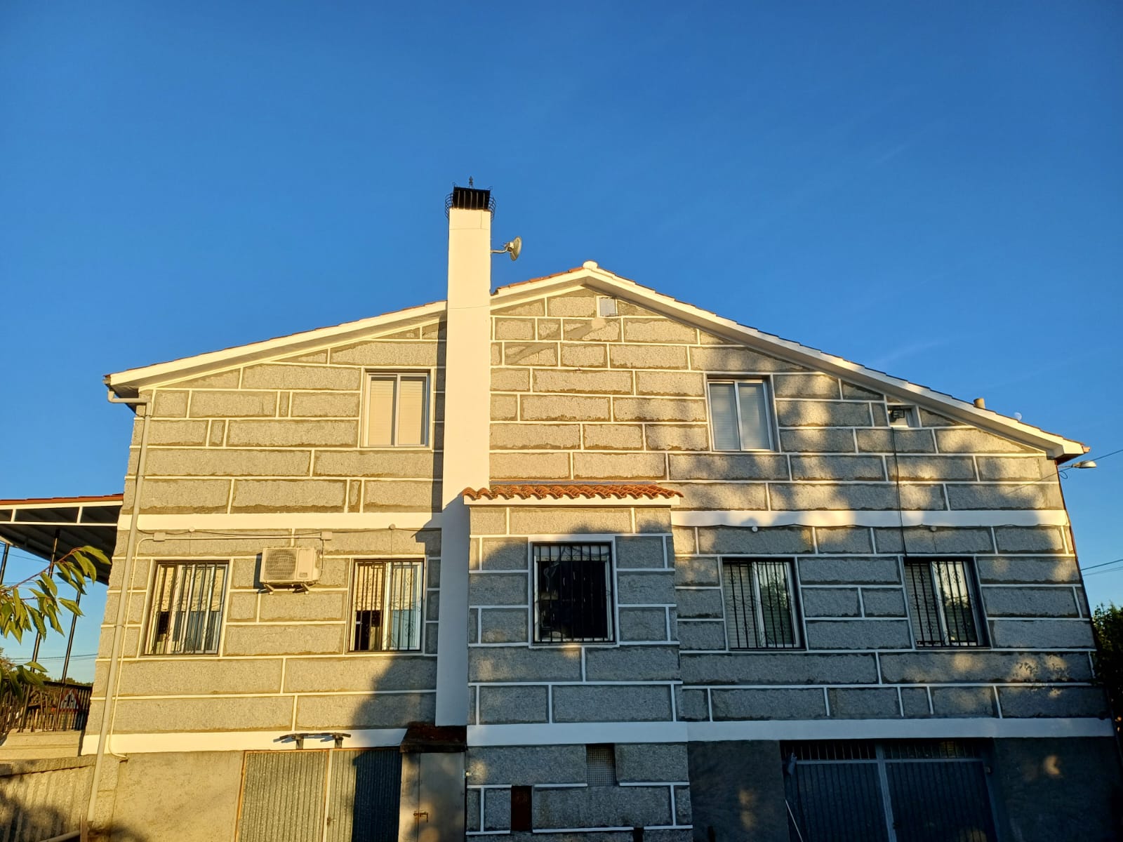 Obra rehabilitación de fachada de Novo Sequeiros por ReformasyPinturas Alannita