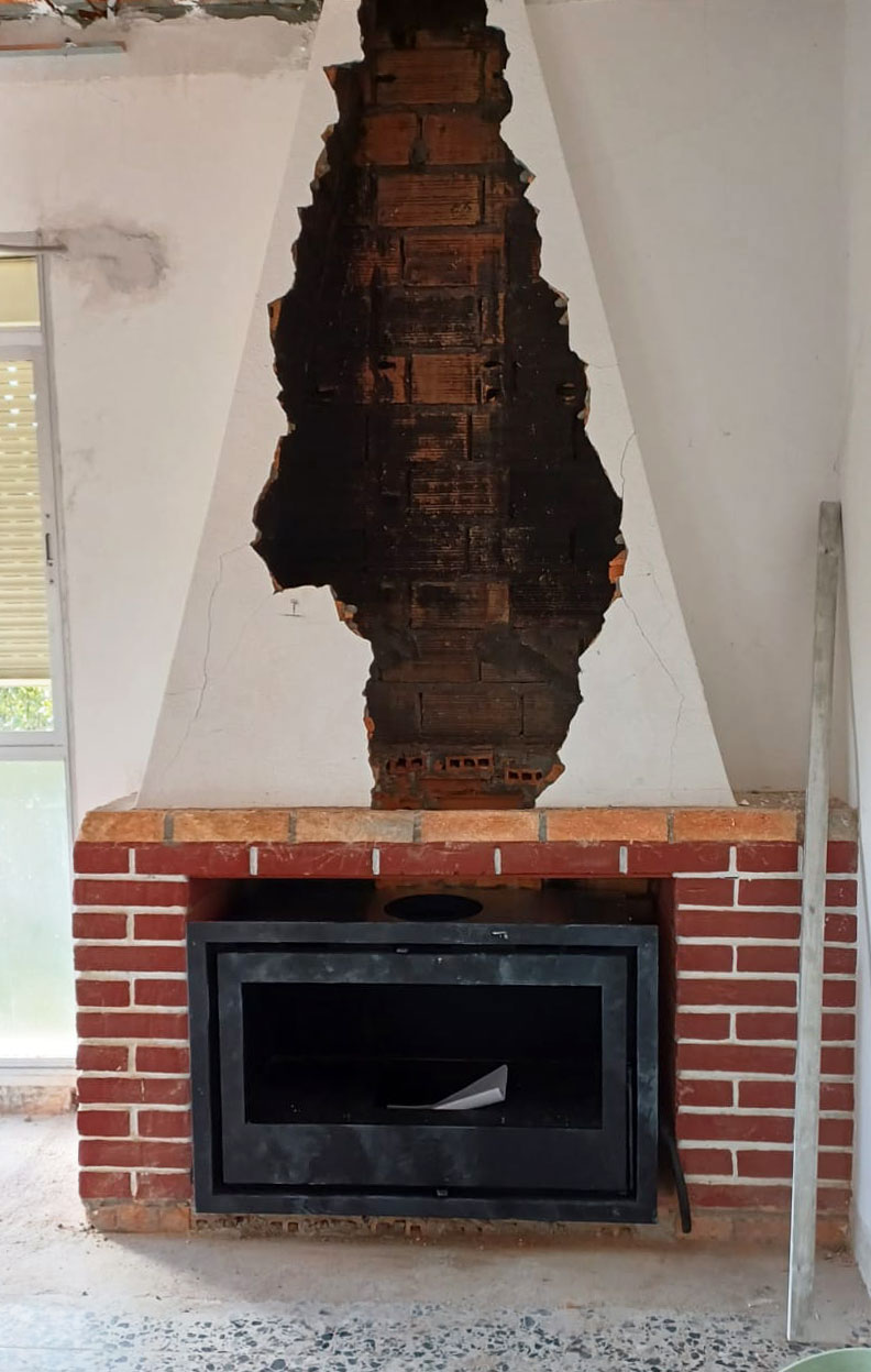 Proceso de la reforma de una chimenea de una casa completa de Reformas y Pinturas Alannita