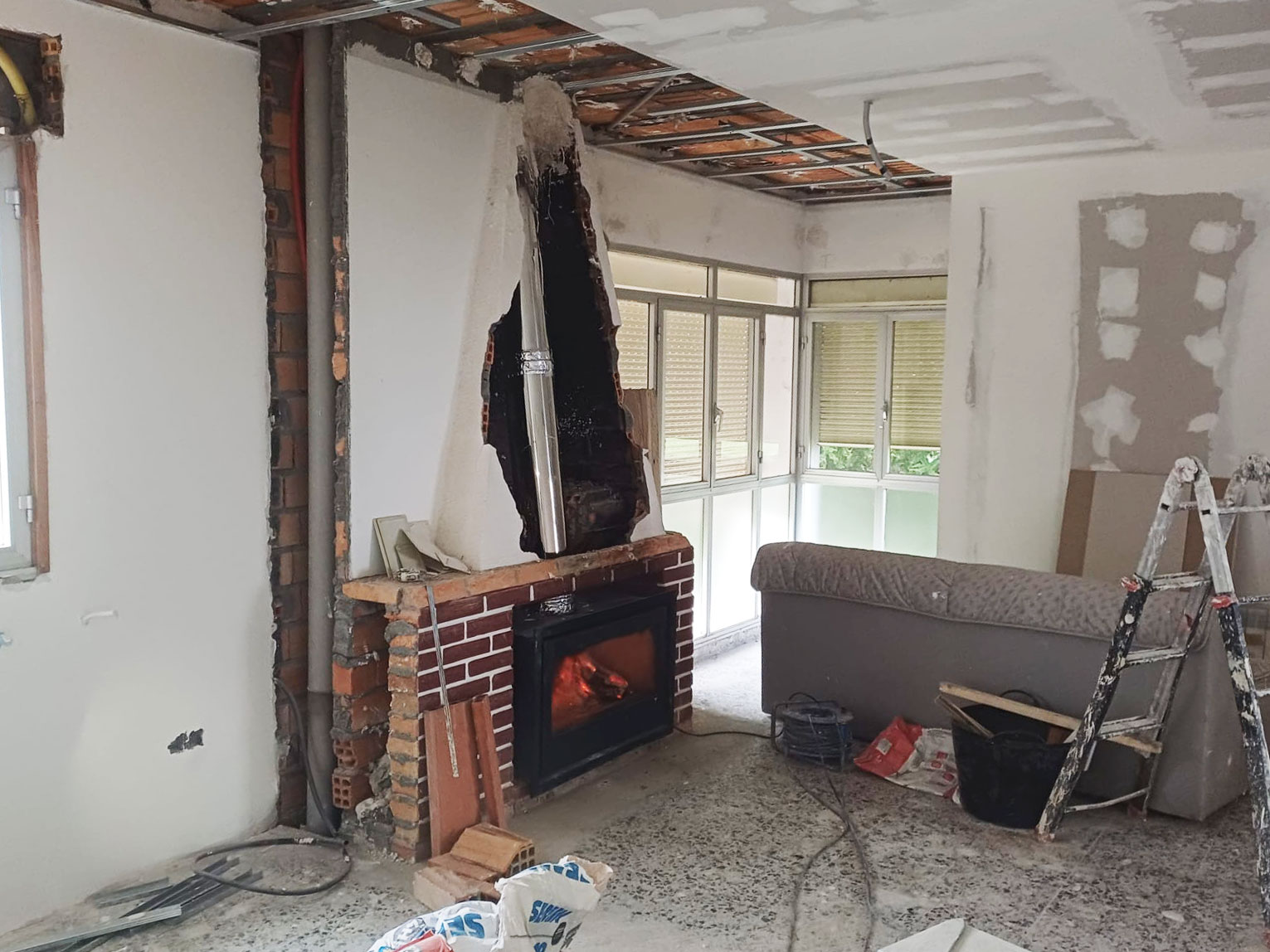 Proceso de la reforma del salón de una casa completa de Reformas y Pinturas Alannita