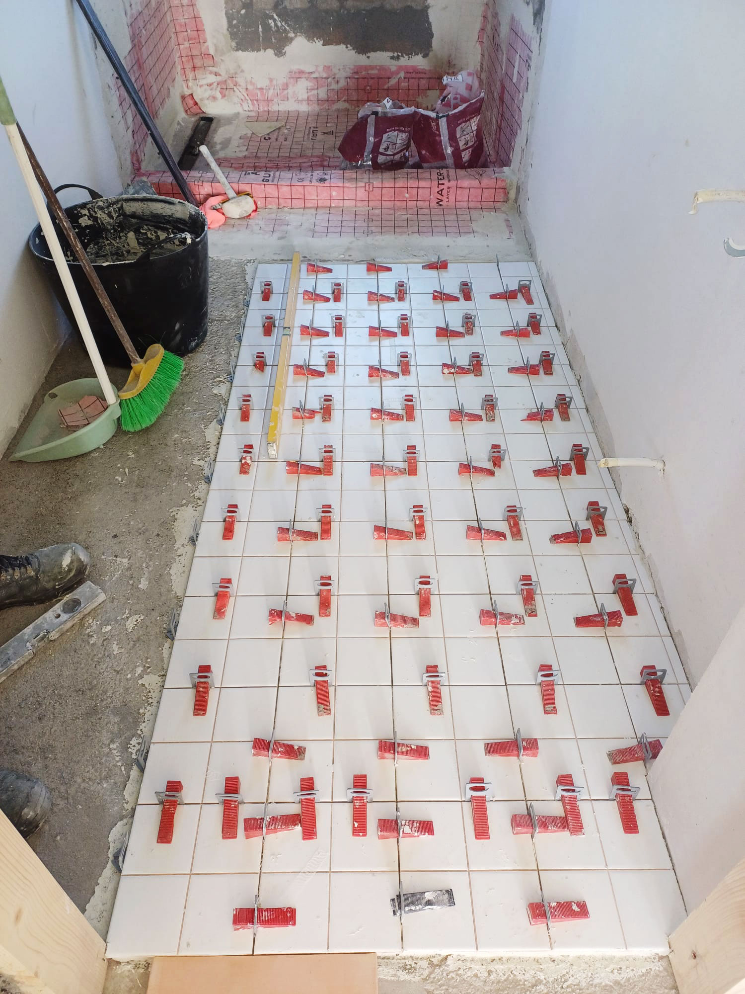 Proceso de la reforma de un baño de una casa completa de Reformas y Pinturas Alannita