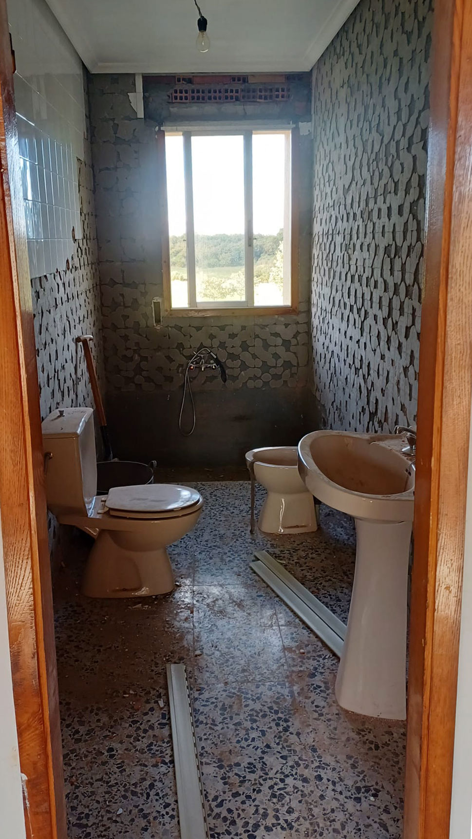 Baño estado antes de reformar una casa completa de Reformas y Pinturas Alannita