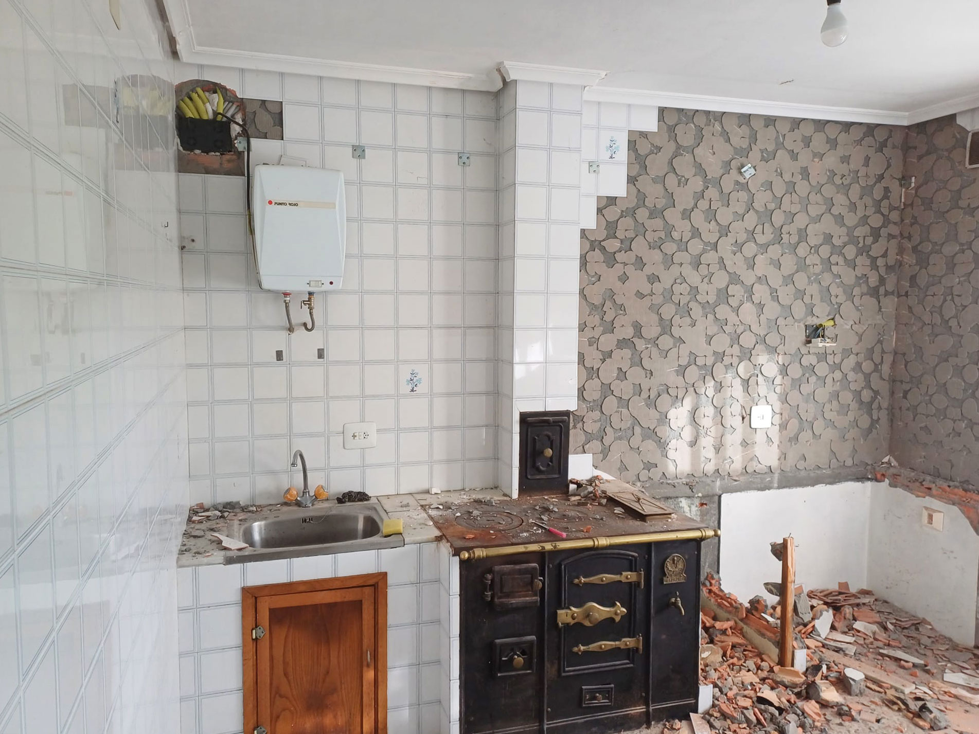Proceso de la reforma de la cocina de una casa completa de Reformas y Pinturas Alannita