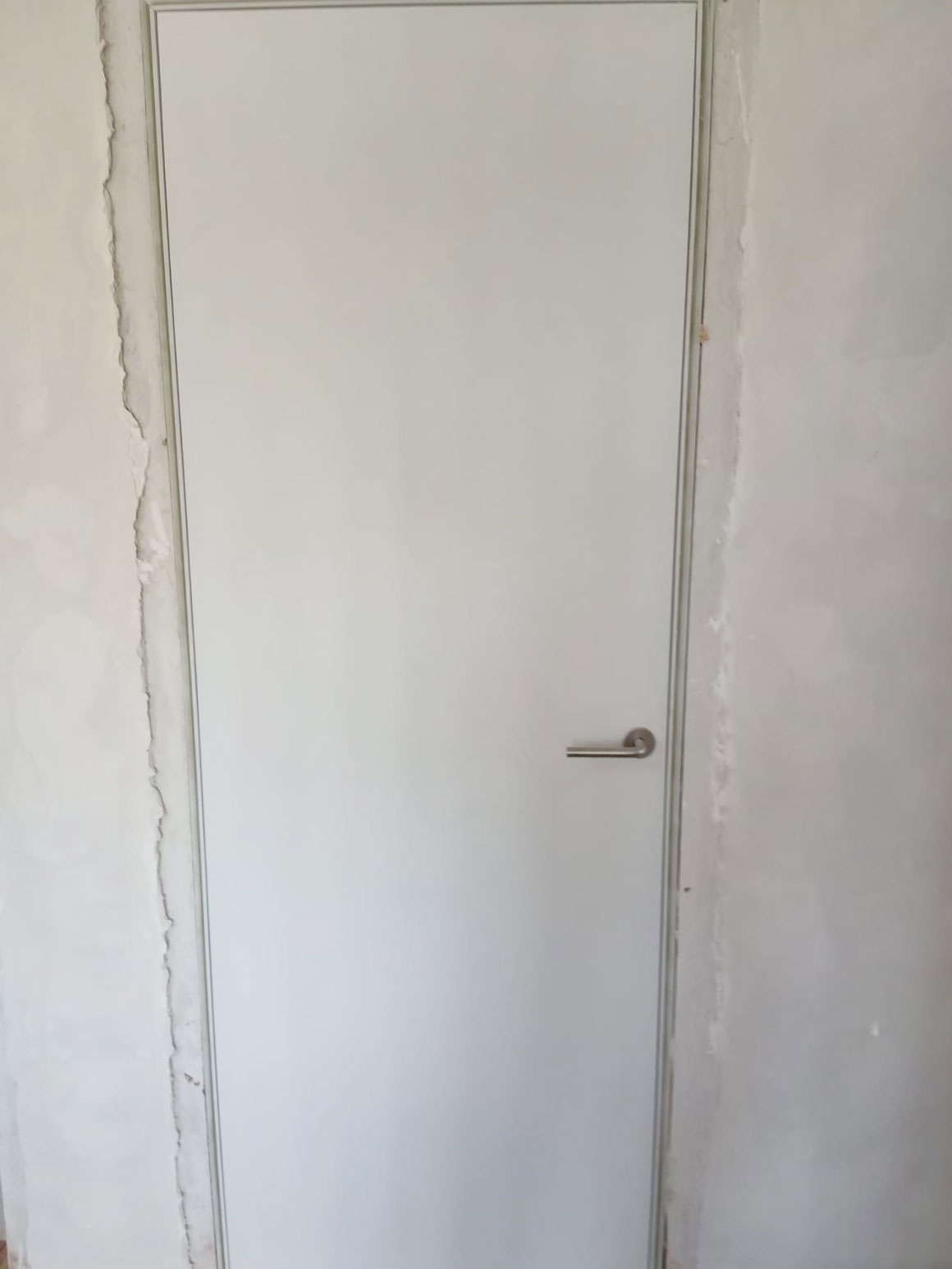 Proceso de la reforma de la puerta de una casa completa de Reformas y Pinturas Alannita